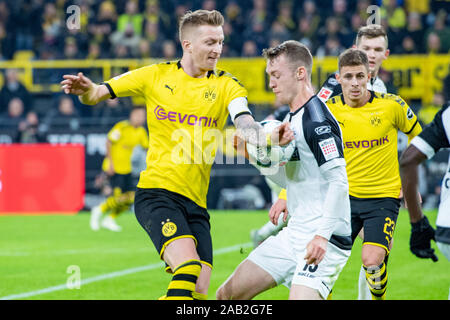 In area di rigore Marco REUS (sinistra) e Sebastian SCHONLAU (PB) lotta per la palla, azione, duelli, calcio prima Bundesliga, XII GIORNATA, Borussia Dortmund (DO) - SC Paderborn 07 (PB) 3: 3, il 22 novembre 1919 a Dortmund/Germania. € | Utilizzo di tutto il mondo Foto Stock