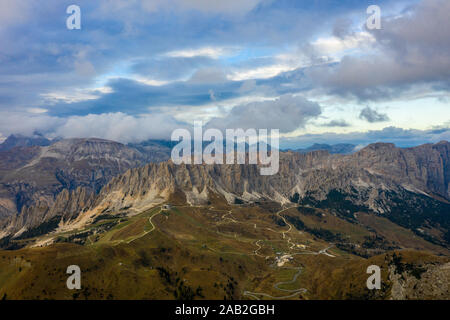 Vista aerea del Brunecker Turm, Sassolungo montagna e passo passo Gardena durante il tramonto. Dolomiti in Alto Adige Foto Stock