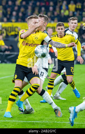 In area di rigore Marco REUS (sinistra) e Sebastian SCHONLAU (PB) lotta per la palla, azione, duelli, calcio prima Bundesliga, XII GIORNATA, Borussia Dortmund (DO) - SC Paderborn 07 (PB) 3: 3, il 22 novembre 1919 a Dortmund/Germania. € | Utilizzo di tutto il mondo Foto Stock