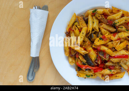Vista dall'alto sulla piastra di colore bianco pieno di pasta cotta con verdure Foto Stock