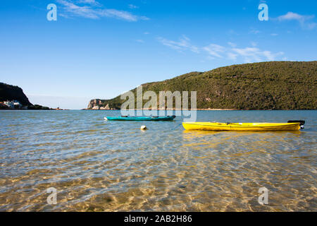 Barche sulla laguna di Knysna guardando verso Knysna Head, Garden Route, Sud Africa Foto Stock