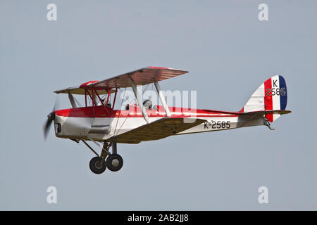 De Havilland DH82A Tiger Moth in volo Foto Stock