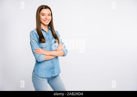 Girato la foto del positivo affascinante studentessa universitaria ragazza cross le mani vogliono essere indipendenti usura stile casual outfit isolate su colore bianco Foto Stock