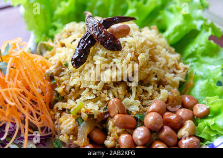 Il filato Naem Khao Thot è insalata piccante salsa speziata di Crocchette di riso, carne di maiale fermentato, zenzero e arachidi sulla piastra.cibo tailandese Foto Stock