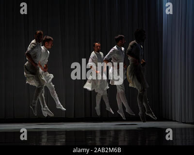 Società di Danza KUKAY DANTZA, Spagna esegue alla chiusura del festival della coreografia moderna IFMC 2019. Performance di danza "OSKARA'. Musica: Xabier ERKIZIA / Xabier ERKIZIA, Pablo GISBERT / Pablo GIZBERT. Editoriale. Foto Stock