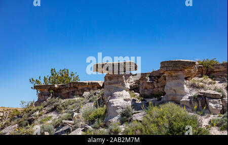 Paesaggio roccioso, cielo blu chiaro in una molla giornata soleggiata, Arizona, Stati Uniti. Deserto Dipinto, Parco Nazionale della Foresta Pietrificata area Foto Stock