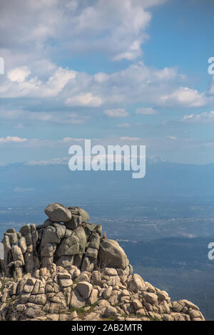 Vista dalla cima del Caramulo montagne oltre i Estrela montagne, rocce granitiche e macchia mediterranea in Portogallo Foto Stock