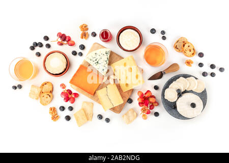 Formaggio e vino, degustazione e abbinamento, un overhead piana shot laici su sfondo bianco Foto Stock