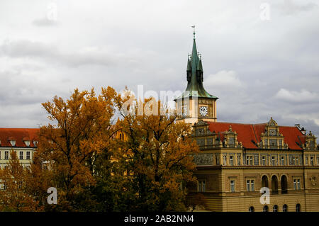 Bellissimo edificio a Praga, e d'autunno alberi, Repubblica Ceca Foto Stock