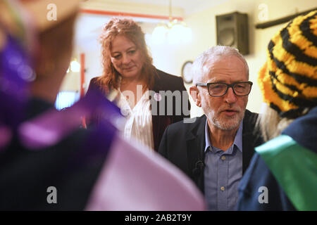 Leader del partito laburista Jeremy Corbyn parla con un gruppo di WASPI (Donne contro la pensione statale di disuguaglianza) sostenitori durante una visita alla Renishaw minatori del benessere, in Renishaw, Sheffield, mentre sulla campagna elettorale trail. Foto Stock