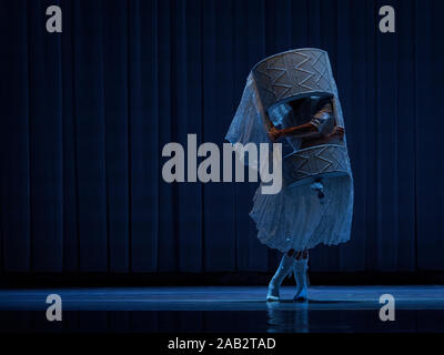 Società di Danza KUKAY DANTZA, Spagna esegue alla chiusura del festival della coreografia moderna IFMC 2019. Performance di danza "OSKARA'. Musica: Xabier ERKIZIA / Xabier ERKIZIA, Pablo GISBERT / Pablo GIZBERT. Editoriale. Foto Stock