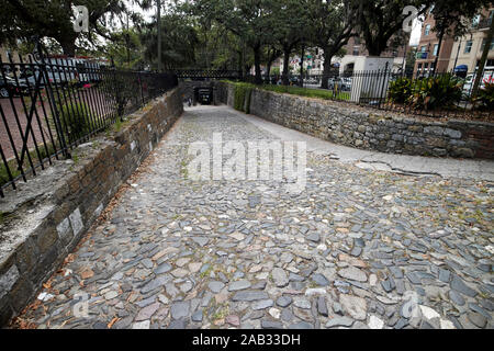 Le rampe che conducono giù al fiume fattori di strada a piedi e fattori di collegamento fila ex fattori di cotone e di scambio per il bluff a Bay street savannah geo Foto Stock