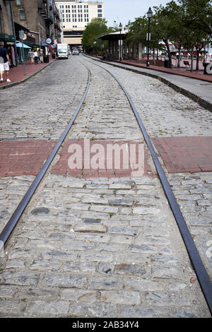 Il vecchio tram rotaie annegate in strada in via Fiume Savannah in Georgia negli Stati Uniti Foto Stock