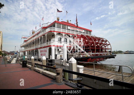 La Georgia queen riverboat river street Savannah in Georgia negli Stati Uniti Foto Stock