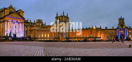 Il Palazzo di Blenheim e illuminato per Natale Foto Stock