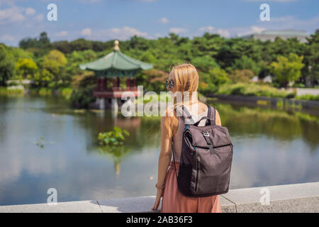 Turista in Corea. Palazzo coreano motivi a Seul, in Corea del Sud. Viaggio in Corea concept Foto Stock