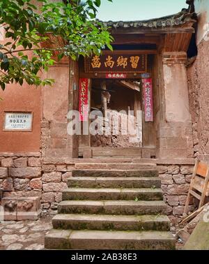 Architettura tradizionale nel villaggio di Nuodeng, provincia di Yunnan, Cina Foto Stock