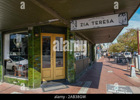 Australia, Victoria, Melbourne, Aprile 11, 2019 - sobborgo di Carlton, Little Italy in Lygon Street è un "Little Italy" distretto culturale della lingua italiana Foto Stock