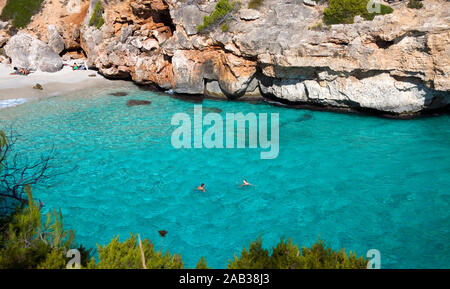 Cala d'es Moro, bella baia di balneazione a Cala Llombards, Maiorca, isole Baleari, Spagna Foto Stock