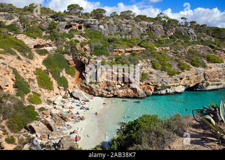 Cala d'es Moro, bella baia di balneazione a Cala Llombards, Maiorca, isole Baleari, Spagna Foto Stock