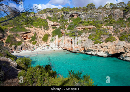 Cala d'es Moro, bella baia di balneazione a Cala Llombards, Maiorca, isole Baleari, Spagna Foto Stock