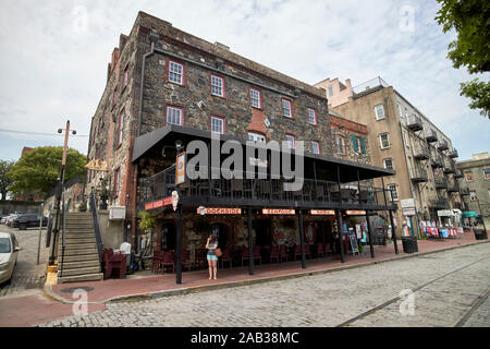 Dockside seafood bar e grill in più antiche pietre di zavorra edificio in muratura in Georgia via Fiume Savannah in Georgia negli Stati Uniti Foto Stock