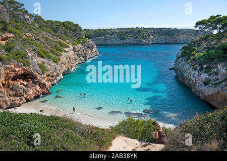 Cala d'es Moro, bella baia di balneazione a Cala Llombards, Maiorca, isole Baleari, Spagna Foto Stock