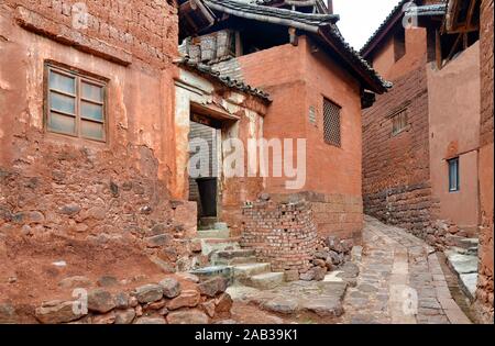 Architettura tradizionale nel villaggio di Nuodeng, provincia di Yunnan, Cina. Foto Stock