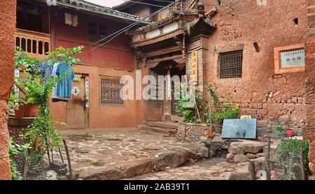 Architettura tradizionale nel villaggio di Nuodeng, provincia di Yunnan, Cina. Foto Stock