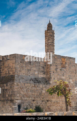 Gerusalemme, Israele / 25 NOV 2019: Il impropriamente ' torre di Davide' telai oltre le mura di Gerusalemme e la città vecchia. Foto Stock