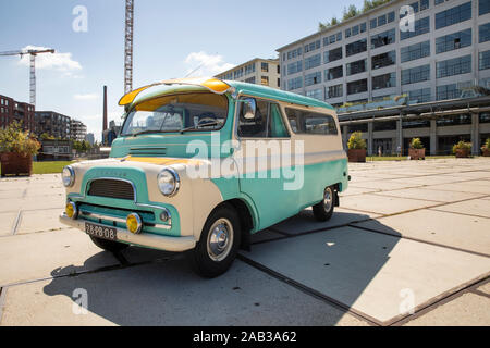 Eindhoven, Paesi Bassi, 29 luglio 2019. Una vista laterale di un vintage retrò restaurata Bedford vettura inglese in colori pastello blu e crema bianca al Foto Stock