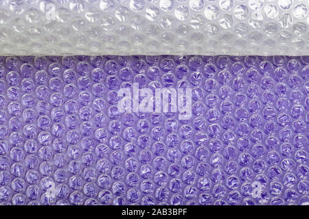 Il confezionamento di Bubble wrap su uno sfondo colorato Foto Stock