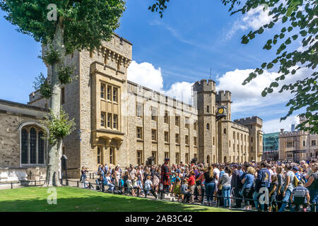 Ingresso a la Jewel House di un archivio di alloggiamento del British Crown Jewels nel blocco di Waterloo, la Torre di Londra, London, England, Regno Unito Foto Stock