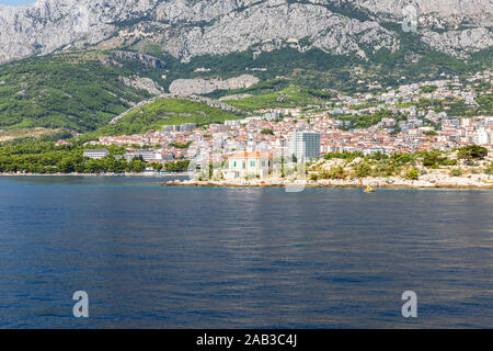 Makarska in Dalmazia, Croazia. Vista dal mare in una giornata di sole in estate. Un famoso luogo con spiagge e la montagna Biokovo. Holiday destinati Foto Stock