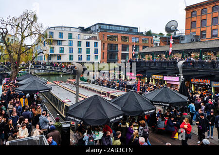 LONDON, Regno Unito - 30 dicembre 2018: i visitatori a Camden Lock. Camden Lock, Camden Market e strade vicine sono la quarta attrazione più popolare in Foto Stock