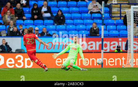 Il 16 novembre 2019, Università di Bolton Stadium, Bolton, Inghilterra; Sky scommessa lega 1, Bolton Wanderers v MK Dons : Joe Mason (20) di Milton Keynes Dons germogli sul traguardo ma va largo credito: Conor Molloy/news immagini Foto Stock