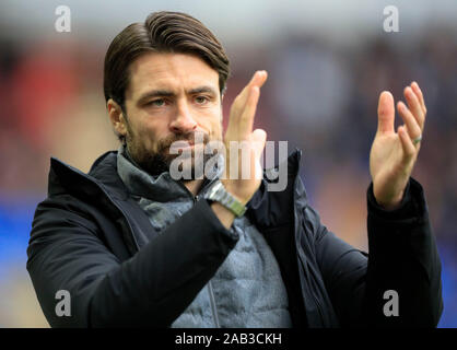 Il 16 novembre 2019, Università di Bolton Stadium, Bolton, Inghilterra; Sky scommessa lega 1, Bolton Wanderers v MK Dons : Milton Keynes Dons manager russell Martin applaude i tifosi prima del credito di gioco: Conor Molloy/news immagini Foto Stock