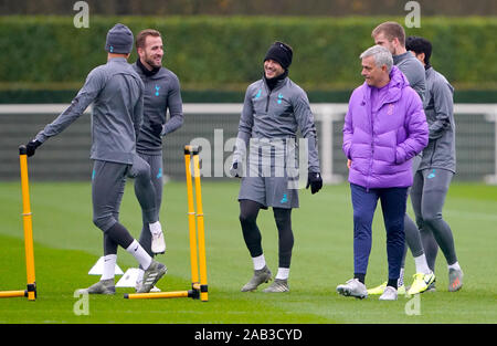 Tottenham Hotspur manager Jose Mourinho (a destra) con il Tottenham Hotspur Harry Winks (centro) e Harry Kane (seconda a sinistra) durante la sessione di formazione a Tottenham Hotspur Training Centre di Londra. Foto Stock