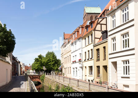 Mühlengrube Brook in der Altstadt von Wismar bei der San-Nikolai-Kirche |Mill Brook miniera nella città vecchia di Wismar sulla chiesa di San Nicholas| Foto Stock