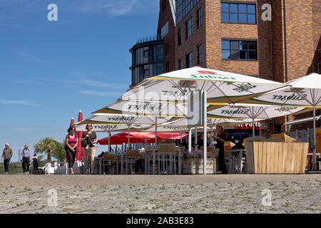 Außenterrassen von ristoranti, caffetterie Vor den renovierten Speichergebäuden im Stadthafen von Rostock |patio esterni di ristoranti e caffetterie in fr Foto Stock