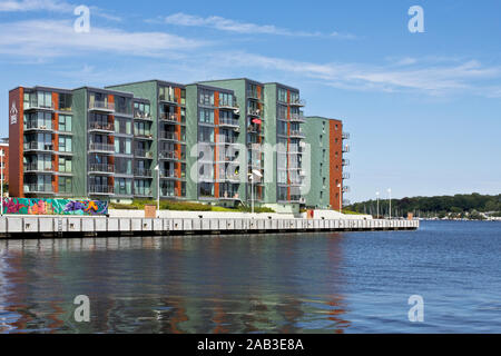 Moderne Wohngebäude im Stadthafen von Rostock direkt an der Warnow |moderni edifici residenziali nel porto della città di Rostock, direttamente sul cantiere Warnow Foto Stock