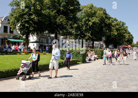 Flanieren Touristen über die Promenade a Warnemünde und genießen sommerliche Das Wetter |i turisti passeggiare lungo la passerella a Warnemünde e godere Foto Stock