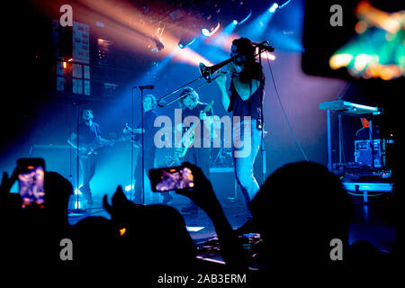 Belga di indie pop/rock group, Balthazar, è visto suonare dal vivo presso il disco club di Porto, Portogallo. Foto Stock