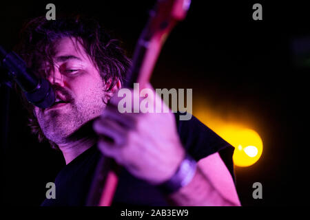 Jinte Deprez dal belga di indie pop/rock group, Balthazar, è visto suonare dal vivo presso il disco club di Porto, Portogallo. Foto Stock