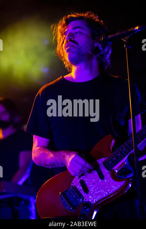 Jinte Deprez dal belga di indie pop/rock group, Balthazar, è visto suonare dal vivo presso il disco club di Porto, Portogallo. Foto Stock