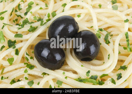 Spaghetti mit Oliven und Kraeuter |Spaghetti con olive ed erbe| Foto Stock