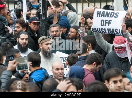 Estremisti musulmani chierico Anjem Choudary tenendo un 'Rally contro la British crociata" presso il Regent's Park Moschea, con una protesta dell'EDL e altri manifestanti rightwing. Aprile 2014 Foto Stock