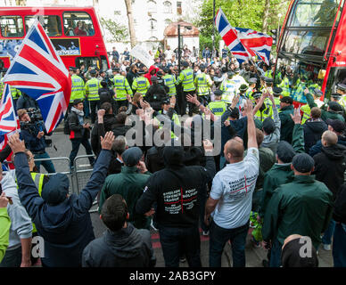 Estremisti musulmani chierico Anjem Choudary tenendo un 'Rally contro la British crociata" presso il Regent's Park Moschea, con una protesta dell'EDL e altri manifestanti rightwing. Aprile 2014 Foto Stock