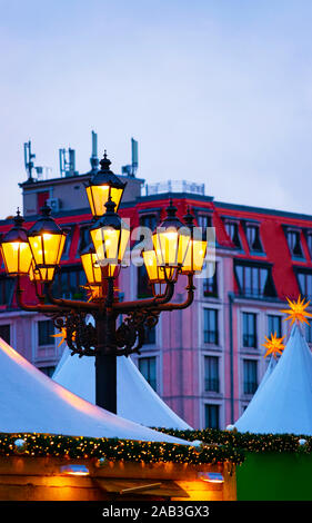 Lanterne di strada a sera mercatino di Natale in piazza Gendarmenmarkt a Berlino reflex Foto Stock