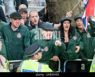 Estremisti musulmani chierico Anjem Choudary tenendo un 'Rally contro la British crociata" presso il Regent's Park Moschea, con una protesta dell'EDL e altri manifestanti rightwing. Aprile 2014 Foto Stock